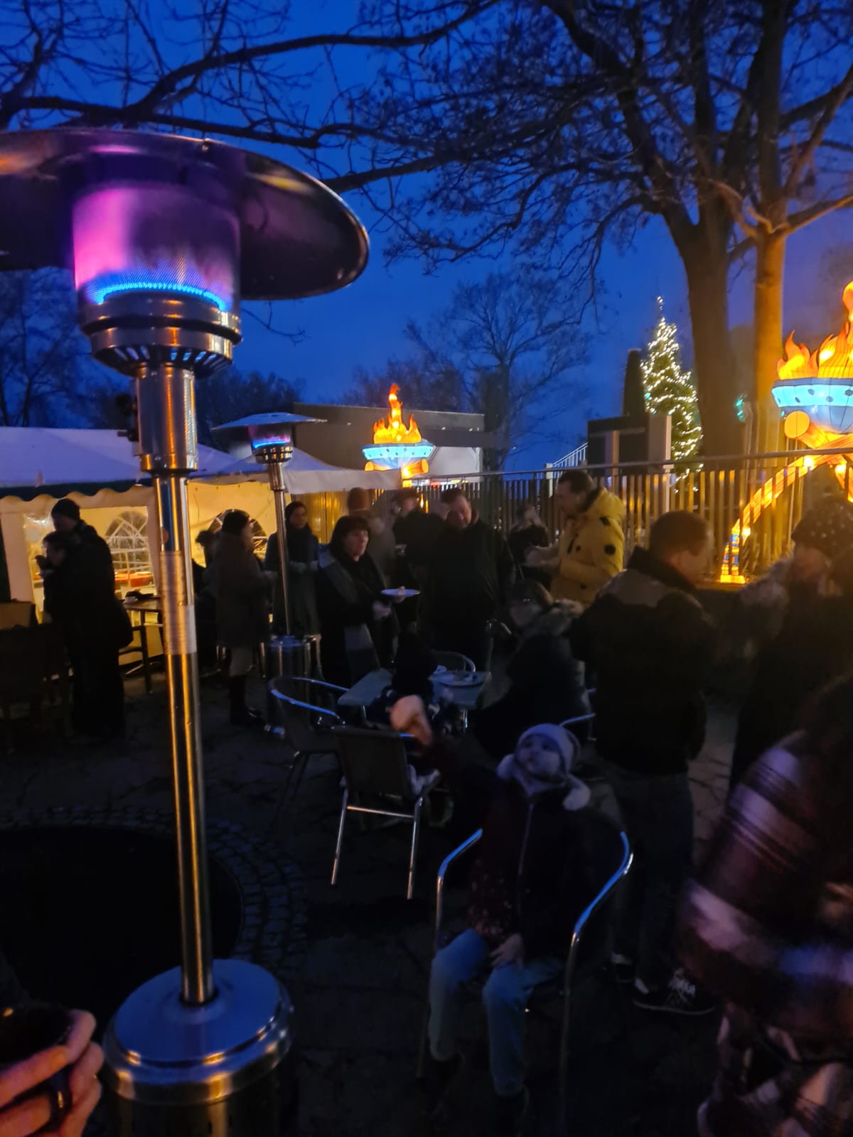 Mitarbeiter und Angehörige zum Neujahrsempfang – Originalaufnahme