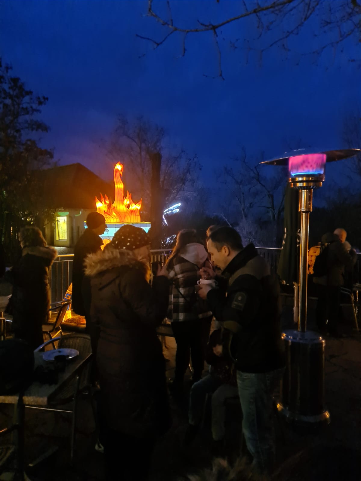 Mitarbeiter und Angehörige zum Neujahrsempfang – Originalaufnahme